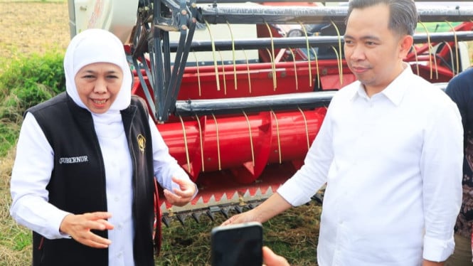 Pemberian bantuan Alsintan di Jember