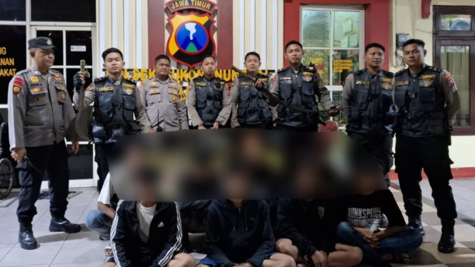 8 pemuda saat diamankan di Polsek Sukomanunggal Surabaya