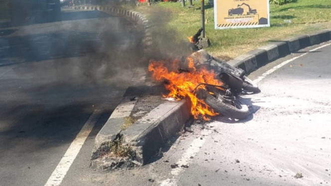 Motor modif yang terbakar di kawasan Bundaran Margomulyo Surabaya