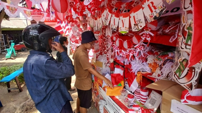 Penjual bendera merah putih dan umbul-umbul di Jalan Raya Darmo, Surabaya