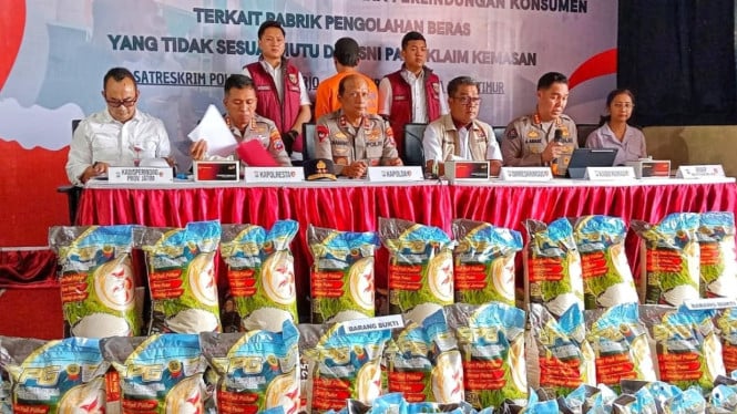 Kapolda Jatim merilis kasus beras oplosan di Sidoarjo.