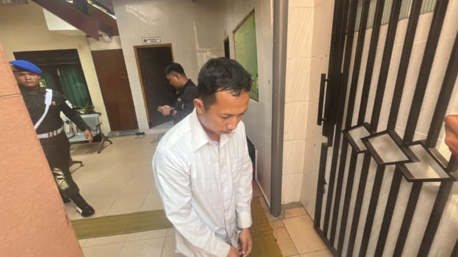 Miftakhul Farid Hakim terdakwa kasus penculikan dan pemerkosaan usai menjalani sidang di PN Mojokerto