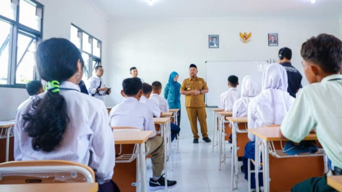 Bupati Gresik Fandi Akhmad Yani saat meresmikan SRMA 37