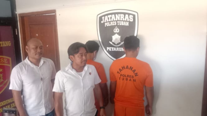 Dua Pencuri Mesin Traktor