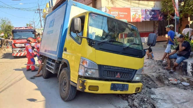 Mobil box terperosok di Krembangan Surabaya