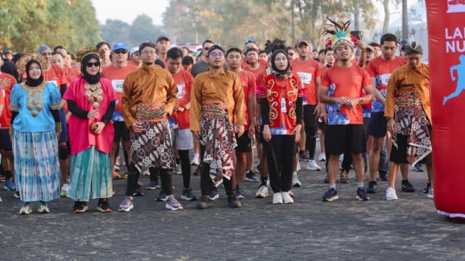 Lari pagi dengan berbusana kebaya digelar Freeport di Gresik.