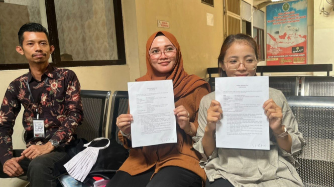 Dua korban lelang arisan di Mojokerto menunjukkkan surat kesepatakan damai