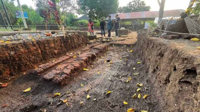 Arkeolog menemukan struktur diduga saluran air di komplek Situs Bhre Kahuripan Mojokerto