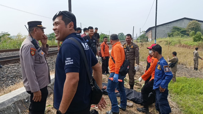 Petugas gabungan di lokasi pria asal Gresik disambar Kereta Api di Jalan Raya Babat Jerawat, Surabaya