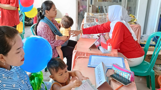 Ibu-ibu bersama anaknya di Posyandu