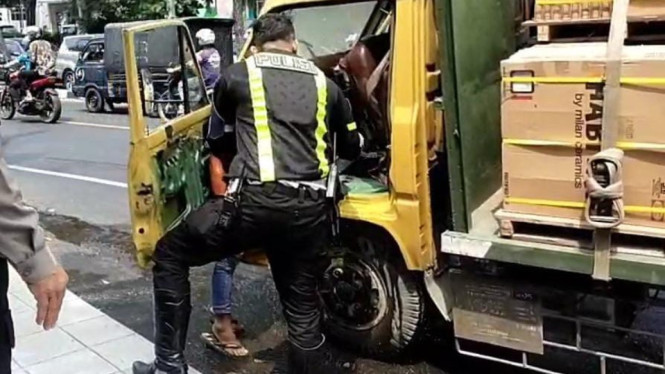 Truk keramik keluarkan asap di Gresik