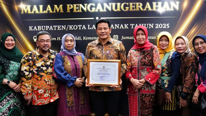 Bupati Sidoarjo Subandi menerima penghargaan KLA utama.