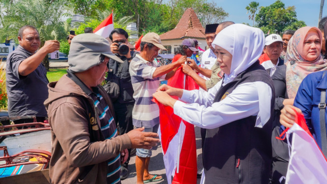 Khofifah bagikan bendera merah putih di Sampang