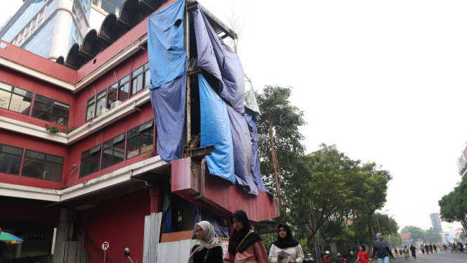 Jembatang Tunjungan di Kota Surabaya dibongkar.