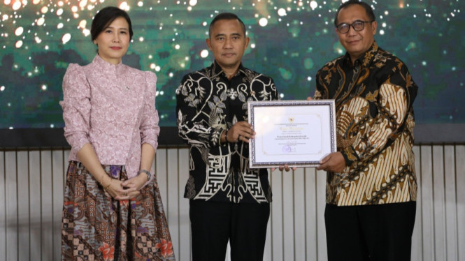 Sekda Gresik Achmad Washil Miftahul Rahman (kanan) mewakili Bupati menerima penghargaan KLA kategori Nindya
