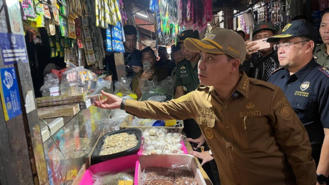 Bupati Mojokerto Muhammad Albarra bersama Bea Cukai saat operasi rokok ilegal di pasar tradisional