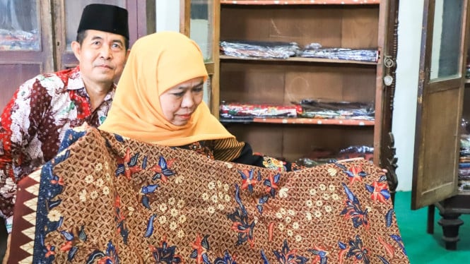 Khofifah memegang batik tulis Sampang