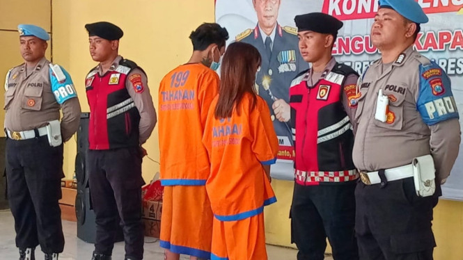 2 tersangka (baju tahanan) penculik balita di Polresta Sidoarjo.