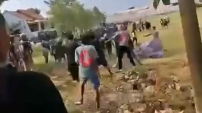 Video viral baku hantam di Sidayu