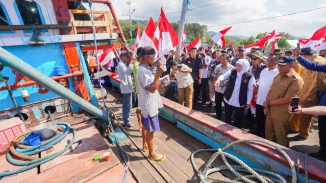Khofifah Saat Menyerahkan Bantuan ke Nelayan Pacitan
