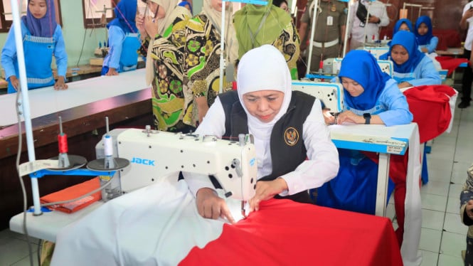 Khofifah Menjahit Bendera Merah Putih