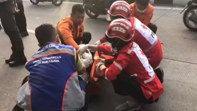 Korban kecelakaan dievakuasi petugas di Surabaya.