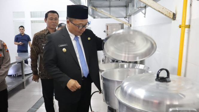 Wabup Alif saat meninjau Dapur Badan Gizi Nasional (BGN)