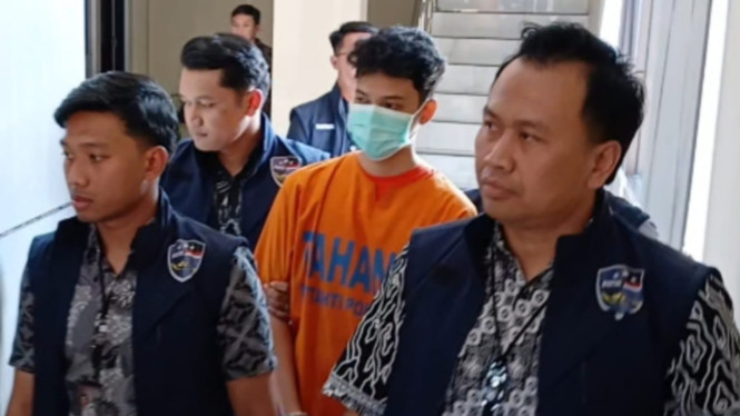 Tersangka penyebar foto syur ditahan di Polda Jatim.