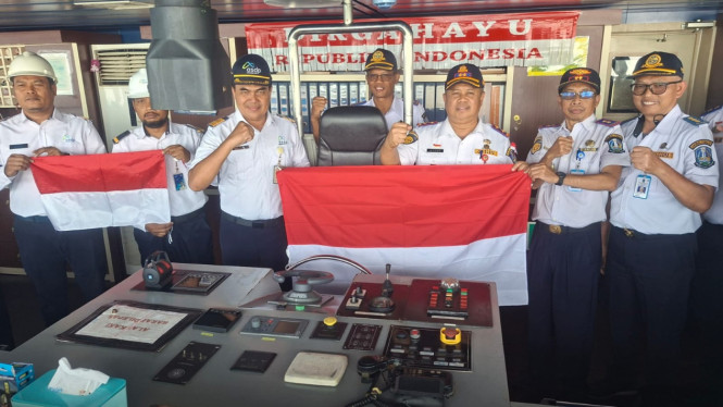 Pembagian bendera merah putih di Pelabuhan Paciran