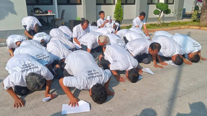 Napi Rutan Medaeng sujud syukur usai bebas berkat remisi.