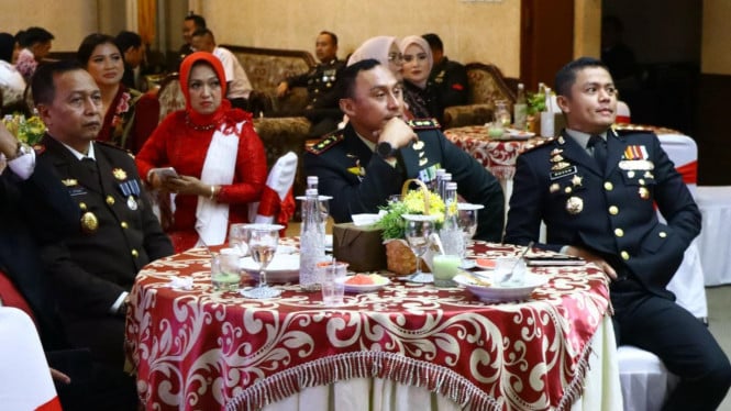 Kapolres Gresik (kanan) saat daring dengan Presiden Prabowo