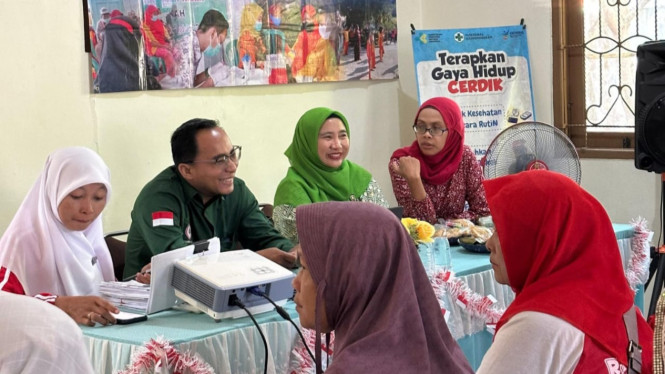Puskesmas dan IIDI Gresik beri penyuluhan klub Prolanis.