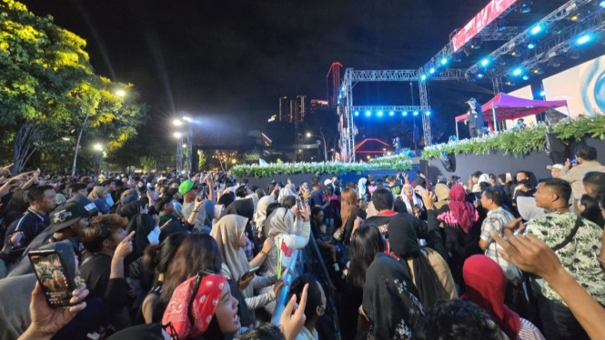 NDX AKA tampil di halaman Gedung Negara Grahadi Surabaya.