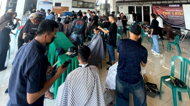 Puluhan Pemuda Ikut Pelatihan Barbershop