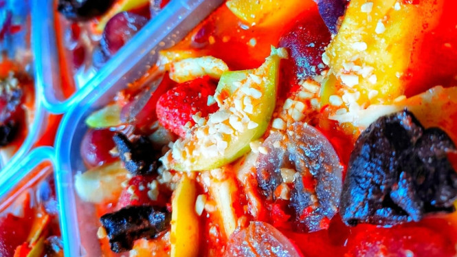 Asinan buah asam kandis.