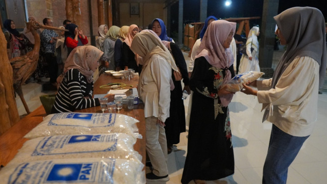 Pembagian Paket Sembako DPW PAN Jatim