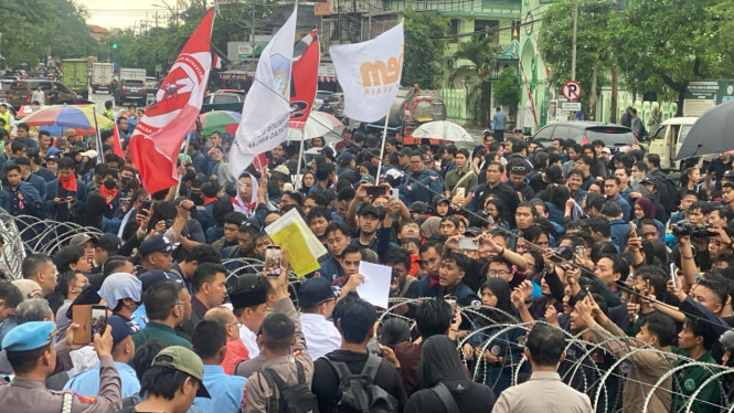 Ketua DPRD Jawa Timur, Musyafak Rouf saat temui mahasiswa