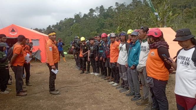 Tim SAR gabungan pencari pendaki hilang di Gunung Buthak.