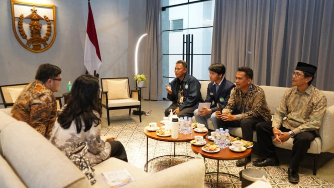 Bupati Kediri Hanindhito Himawan Pramana dan istri Eriani Annisa Hanindhito saat menemui perwakilan guru SMAN 82 Jakarta