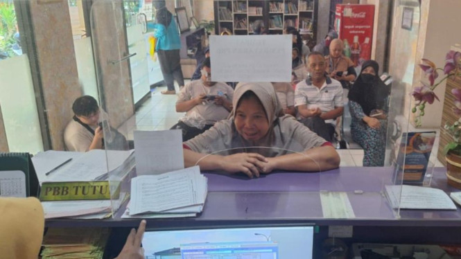 Warga antri untuk membayar PBB di Kantor Kecamatan Bomas Gresik