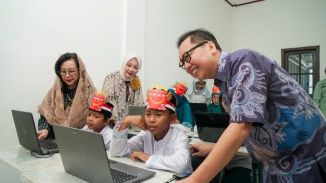 McDonald's Indonesia Donasi Ratusan Furnitur ke Sekolah