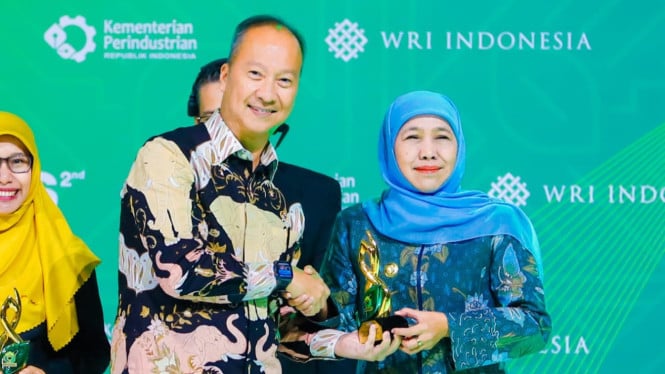 Pemprov Jatim Terima Penghargaan Menteri Perindustrian