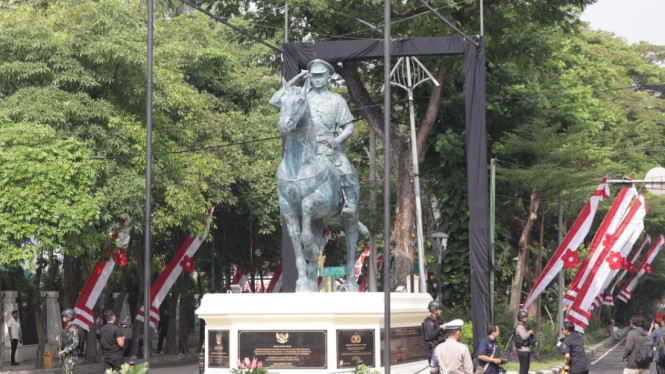 Patung Polisi M Jasin di Monumen Perjuangan Polri.
