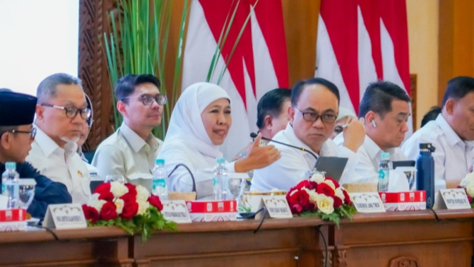Gubernur Khofifah di rapat soal pangan dengan para menteri.