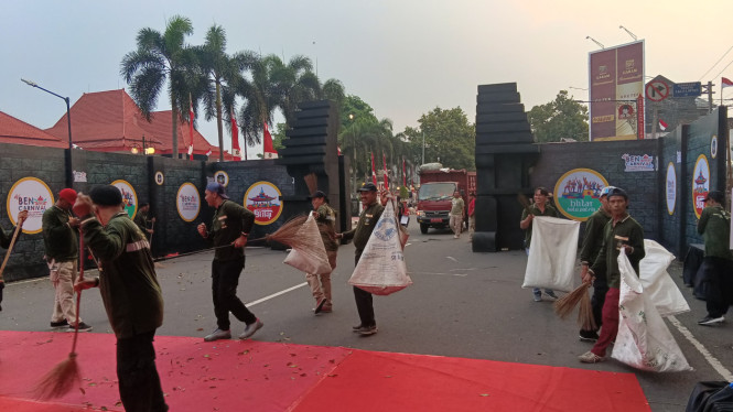 Tim Kebersihan Membersihkan Sampah BEN Carnival 2025.