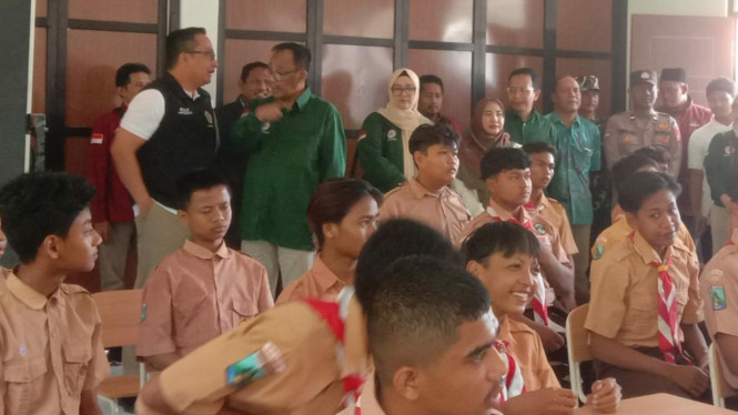 Pemeriksaan kesehatan siswa Sekolah Rakyat di Gresik.