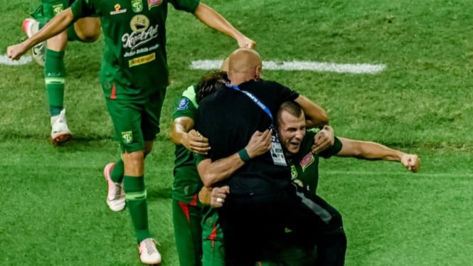 Pemain Persebaya Merayakan Gol ke Gawang Bali United.