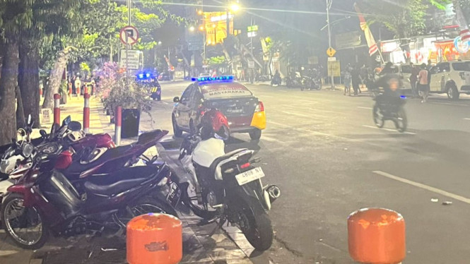 Polisi berjaga di lokasi tawuran di Embong Malang Surabaya.
