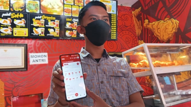 Karyawan Soma Chicken menunjukkan Payroll CIMB Niaga.