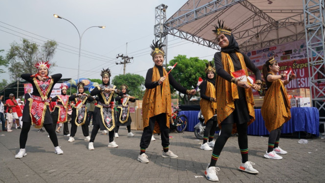 Semarak jalan sehat guyub rukun HUT RI di Sidoarjo.